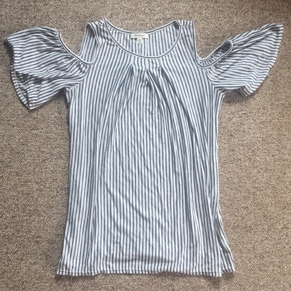 Cold-shoulder top